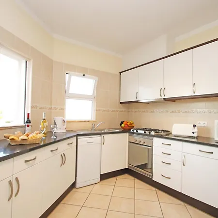 Bella Vista - Moradia Elegante Com Piscina Aquecível E Jacuzzi Na Galé, Casa vacanze Albufeira